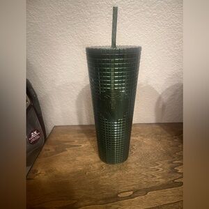 ✨Limited Edition✨ Starbucks Holiday 2021 Tumbler Venti Green Glitter Grid